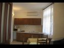 Apartmaji Sini - with parking : A1 (4+1), SA2 (2), SA3 (2), A4 (3+1) Makarska - Riviera Makarska  - Apartma - A1 (4+1): kuhinja in jedilnica
