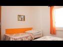 Apartmaji Ruza - sea view: A1(4), A2(4), A4(3+2), SA5(2), SA6(2+1), SA7(2), A8(2+2) Makarska - Riviera Makarska  - Apartma - A4(3+2): spalnica