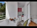 Apartmaji Ivica - 100m from the beach: SA1(2+1) ljubicasti, SA3(2) narancasti Makarska - Riviera Makarska  - Studio apartma - SA1(2+1) ljubicasti: kuhinja in jedilnica