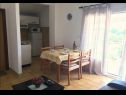 Apartmaji in sobe Ognjen- family apartments with free parking A1(2+2), SA3(2), R1(2), A5 (4+2) Betina - Otok Murter  - Apartma - A1(2+2): kuhinja in jedilnica