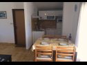 Apartmaji in sobe Ognjen- family apartments with free parking A1(2+2), SA3(2), R1(2), A5 (4+2) Betina - Otok Murter  - Apartma - A1(2+2): kuhinja in jedilnica