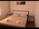 Apartmaji in sobe Ognjen- family apartments with free parking A1(2+2), SA3(2), R1(2), A5 (4+2) Betina - Otok Murter  - Apartma - A5 (4+2): spalnica