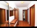 Apartmaji Slađa - 150 m from beach: A1(4+1), A2(4+1) Jezera - Otok Murter  - Apartma - A1(4+1): hodnik