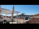Apartmaji Edita- terrace with sea view and sunchaires Leut 2 (7) Jezera - Otok Murter  - hiša