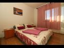 Apartmaji Slavica - free parking A1 Mali (3), A2 Veliki (4+1) Jezera - Otok Murter  - Apartma - A1 Mali (3): spalnica