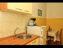 Apartmaji Slavica - free parking A1 Mali (3), A2 Veliki (4+1) Jezera - Otok Murter  - Apartma - A1 Mali (3): kuhinja in jedilnica