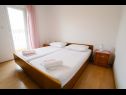 Apartmaji Petri - close to the sea: A1 Crveni (2+1), A2 Zuti (2+1), A3 Sivi (2+1) Tisno - Otok Murter  - Apartma - A1 Crveni (2+1): spalnica