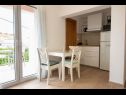 Apartmaji Mir - close to beach: SA1(2), SA2(2), SA3(2+1), SA4(2), A5(4) Duće - Riviera Omiš  - Studio apartma - SA3(2+1): kuhinja in jedilnica
