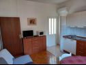 Apartmaji Mari - 40 m from sea: A1(4), A2(2+2), SA3(2) Krilo Jesenice - Riviera Omiš  - Apartma - A1(4): kuhinja in jedilnica