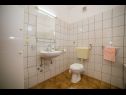 Apartmaji Saga - with swimming pool A2(2+1), A3(6+1) Lokva Rogoznica - Riviera Omiš  - Apartma - A2(2+1): kopalnica s straniščem