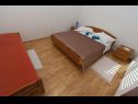 Apartmaji Stipica - 100 m from beach: A1(3+2), A3(2+2), SA4(2), A5(2+2) Ruskamen - Riviera Omiš  - Apartma - A1(3+2): spalnica