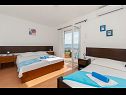Apartmaji Franka - beautiful sea view & parking: A1(3), A2(2+2), A3(2+2), A4(3+1) Stanići - Riviera Omiš  - Apartma - A4(3+1): spalnica
