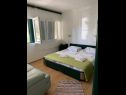 Apartmaji Zarko - 20 m from beach: A1(8) Sumpetar - Riviera Omiš  - Apartma - A1(8): spalnica