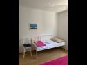 Apartmaji Zarko - 20 m from beach: A1(8) Sumpetar - Riviera Omiš  - Apartma - A1(8): spalnica