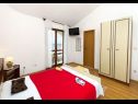 Apartmaji Neva - 50m from the sea A1(2+1), A2(2+1), SA3(3) Sumpetar - Riviera Omiš  - Apartma - A1(2+1): spalnica
