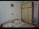 Apartmaji Tatjana - 300 m from beach: A1(2+2), A2(4) Banjol - Otok Rab  - Apartma - A1(2+2): spalnica