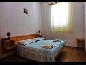 Apartmaji Tatjana - 300 m from beach: A1(2+2), A2(4) Banjol - Otok Rab  - Apartma - A2(4): spalnica