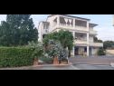 Apartmaji Robi- swimming pool and beautiful garden A1-žuti(5), A2-crveni(5), A3(3+1) Kampor - Otok Rab  - hiša
