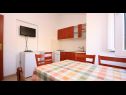 Apartmaji Per - comfortable  family apartments A1(2+2), A2(4+1), A3(2+2) Grebaštica - Riviera Šibenik  - Apartma - A2(4+1): kuhinja in jedilnica