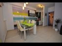 Apartmaji Njoko - sea view & private parking: A1(2+2), A2(3+2) Šepurine (Otok Prvić) - Riviera Šibenik  - Apartma - A1(2+2): kuhinja in jedilnica