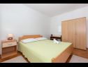 Apartmaji Ante - 10 m from sea: A1(6) Srima - Riviera Šibenik  - Apartma - A1(6): spalnica