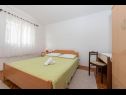 Apartmaji Ante - 10 m from sea: A1(6) Srima - Riviera Šibenik  - Apartma - A1(6): spalnica
