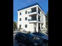 Apartmaji Ivan M - 20m to the beach: A1(4+1), A2(4+2), A3(4+2) Srima - Riviera Šibenik  - parkirišče