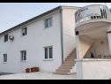 Apartmaji Mat - 100 m from sea: A1 Plavi(2+2), A2 Zeleni(4), A3 Bijeli(2+1), SA4 Crveni(2) Srima - Riviera Šibenik  - hiša