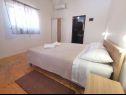 Apartmaji Kate - 200 m from beach: A1(2), A2(4+1), SA3(2), A4(6+1) Vodice - Riviera Šibenik  - Apartma - A1(2): spalnica