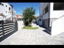 Apartmaji Lasan - 150 m from sea: A1(4), A2(4) Vodice - Riviera Šibenik  - dvorišče