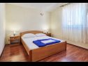 Apartmaji Lasan - 150 m from sea: A1(4), A2(4) Vodice - Riviera Šibenik  - Apartma - A1(4): spalnica