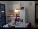 Apartmaji Vlatko - 100 m from sea: A2(4) Stomorska - Otok Šolta  - Apartma - A2(4): kuhinja in jedilnica