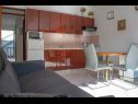 Apartmaji Daira - great location A1(2), A2(2), A3(4) Stomorska - Otok Šolta  - Apartma - A2(2): kuhinja in jedilnica