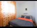 Apartmaji Zdene - private pool: A1(6+2), A2(6) Kaštel Lukšić - Riviera Split  - Apartma - A1(6+2): spalnica