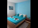 Apartmaji Matko-200m from the beach: A1 sjever(2+2), A2 jug(2+2), A3(6+2) Kaštel Štafilić - Riviera Split  - Apartma - A2 jug(2+2): spalnica