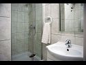 Apartmaji Robi - 50m from beach SA2(2+1), SA4(2+1), R1(2), R3(2) Podstrana - Riviera Split  - Soba - R1(2): kopalnica s straniščem