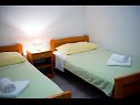 Apartmaji Robi - 50m from beach SA2(2+1), SA4(2+1), R1(2), R3(2) Podstrana - Riviera Split  - Soba - R1(2): spalnica