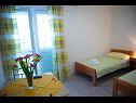 Apartmaji Robi - 50m from beach SA2(2+1), SA4(2+1), R1(2), R3(2) Podstrana - Riviera Split  - Soba - R1(2): spalnica