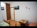 Apartmaji Robi - 50m from beach SA2(2+1), SA4(2+1), R1(2), R3(2) Podstrana - Riviera Split  - Soba - R3(2): dnevna soba