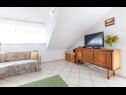 Apartmaji Vini- beautiful garden and terrase A4(4+2) Podstrana - Riviera Split  - Apartma - A4(4+2): dnevna soba