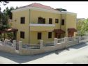 Apartmaji Mana - 250 m from sea: A1(6+2) Split - Riviera Split  - hiša