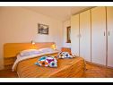 Apartmaji Mana - 250 m from sea: A1(6+2) Split - Riviera Split  - Apartma - A1(6+2): spalnica