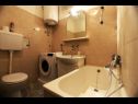 Apartmaji Brane - great location & garden terrace: A1(6+1) Split - Riviera Split  - Apartma - A1(6+1): kopalnica s straniščem