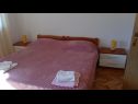 Apartmaji Milan - 10 m from the sea A1(4+2) Drvenik Veli (Otok Drvenik Veli) - Riviera Trogir  - Apartma - A1(4+2): spalnica