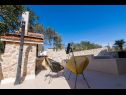 Hiša za počitnice Bože - 10m from the sea: H(10+2) Drvenik Mali (Otok Drvenik Mali) - Riviera Trogir  - Hrvaška  - dvorišče