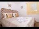 Hiša za počitnice Bože - 10m from the sea: H(10+2) Drvenik Mali (Otok Drvenik Mali) - Riviera Trogir  - Hrvaška  - H(10+2): spalnica