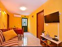 Apartmaji Sretan A1-Rogač(5+1), A2-Višnja(4+1), A3-Kiwi(2+1) Zaliv Ljubljeva (Vinišće) - Riviera Trogir  - Hrvaška  - Apartma - A2-Višnja(4+1): dnevna soba
