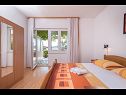 Apartmaji Vin - 40 m from sea: A1 (4+1), A2 (2+2), A3 (2+2) Seget Donji - Riviera Trogir  - Apartma - A1 (4+1): spalnica