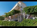 Apartmaji Vin - 40 m from sea: A1 (4+1), A2 (2+2), A3 (2+2) Seget Donji - Riviera Trogir  - hiša
