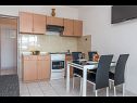 Apartmaji Vin - 40 m from sea: A1 (4+1), A2 (2+2), A3 (2+2) Seget Donji - Riviera Trogir  - Apartma - A2 (2+2): kuhinja in jedilnica